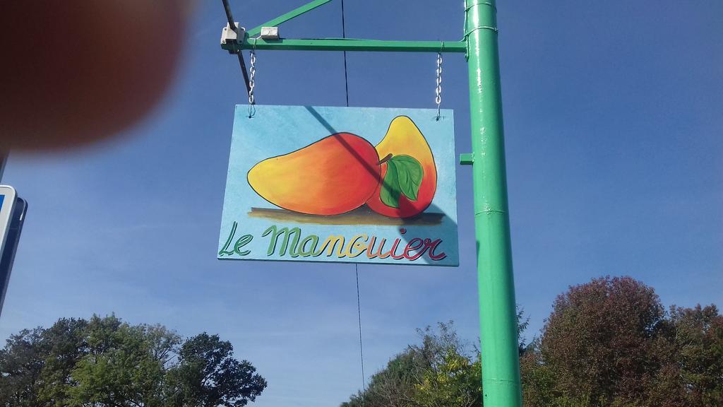 Hotel Restaurant Le Manguier Peyrat-de-Bellac Exterior photo